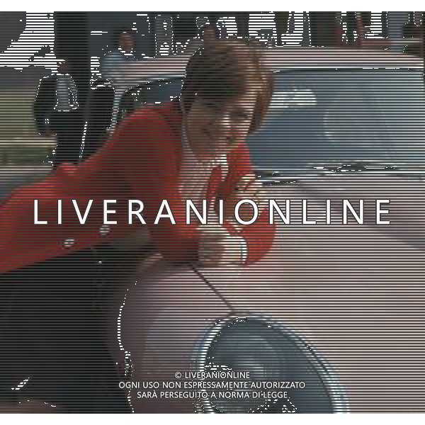 COL-RETROSPETTIVA RITA PAVONE CANTANTE NELLA FOTO RITA PAVONE NELL\'ANNO 1970 A MILANO CON LA NUOVA AUTOMOBILE AG ALDO LIVERANI SAS 