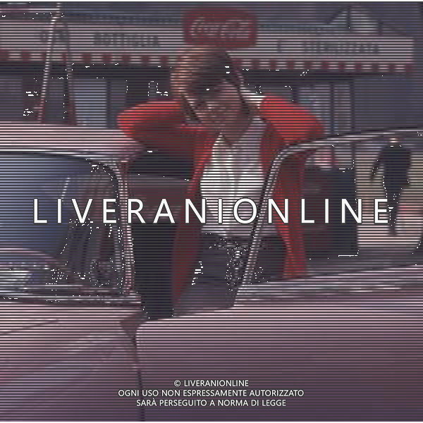 COL-RETROSPETTIVA RITA PAVONE CANTANTE NELLA FOTO RITA PAVONE NELL\'ANNO 1970 A MILANO CON LA NUOVA AUTOMOBILE AG ALDO LIVERANI SAS 