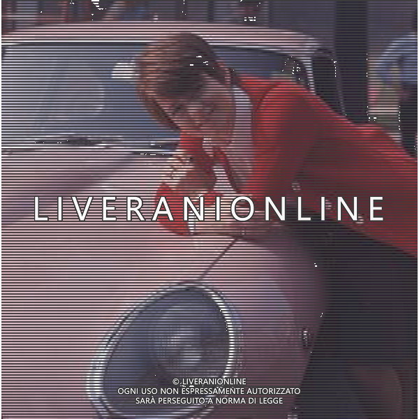 COL-RETROSPETTIVA RITA PAVONE CANTANTE NELLA FOTO RITA PAVONE NELL\'ANNO 1970 A MILANO CON LA NUOVA AUTOMOBILE AG ALDO LIVERANI SAS 