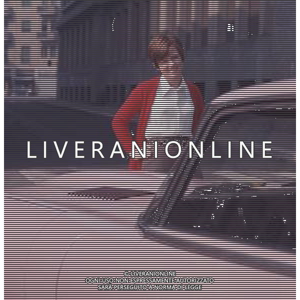 COL-RETROSPETTIVA RITA PAVONE CANTANTE NELLA FOTO RITA PAVONE NELL\'ANNO 1970 A MILANO CON LA NUOVA AUTOMOBILE AG ALDO LIVERANI SAS 