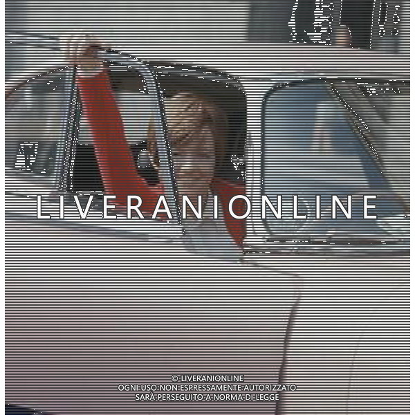 COL-RETROSPETTIVA RITA PAVONE CANTANTE NELLA FOTO RITA PAVONE NELL\'ANNO 1970 A MILANO CON LA NUOVA AUTOMOBILE AG ALDO LIVERANI SAS 