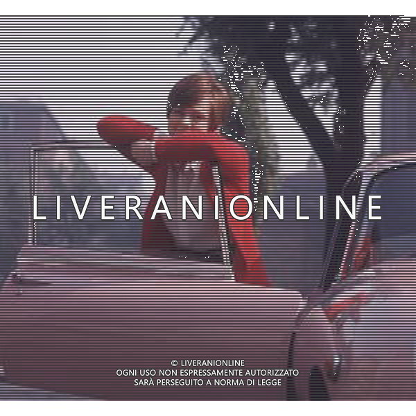 COL-RETROSPETTIVA RITA PAVONE CANTANTE NELLA FOTO RITA PAVONE NELL\'ANNO 1970 A MILANO CON LA NUOVA AUTOMOBILE AG ALDO LIVERANI SAS 