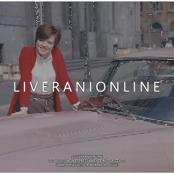 COL-RETROSPETTIVA RITA PAVONE CANTANTE NELLA FOTO RITA PAVONE NELL\'ANNO 1970 A MILANO CON LA NUOVA AUTOMOBILE AG ALDO LIVERANI SAS 