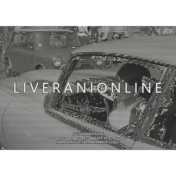 NEG-RETROSPETTIVA RITA PAVONE CANTANTE NELLA FOTO RITA PAVONE NELL\'ANNO 1970 A MILANO CON LA NUOVA AUTOMOBILE AG ALDO LIVERANI SAS 