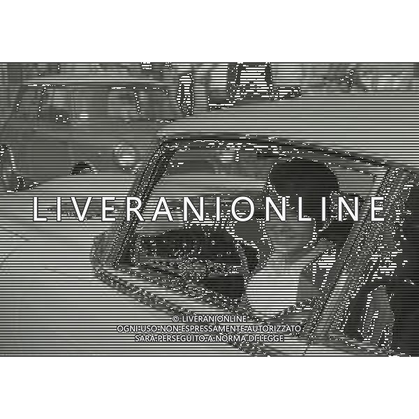 NEG-RETROSPETTIVA RITA PAVONE CANTANTE NELLA FOTO RITA PAVONE NELL\'ANNO 1970 A MILANO CON LA NUOVA AUTOMOBILE AG ALDO LIVERANI SAS 