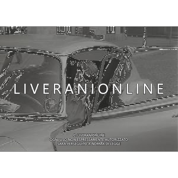 NEG-RETROSPETTIVA RITA PAVONE CANTANTE NELLA FOTO RITA PAVONE NELL\'ANNO 1970 A MILANO CON LA NUOVA AUTOMOBILE AG ALDO LIVERANI SAS 
