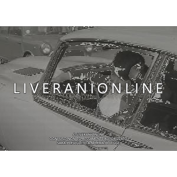 NEG-RETROSPETTIVA RITA PAVONE CANTANTE NELLA FOTO RITA PAVONE NELL\'ANNO 1970 A MILANO CON LA NUOVA AUTOMOBILE AG ALDO LIVERANI SAS 