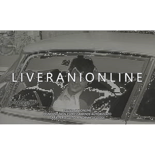 NEG-RETROSPETTIVA RITA PAVONE CANTANTE NELLA FOTO RITA PAVONE NELL\'ANNO 1970 A MILANO CON LA NUOVA AUTOMOBILE AG ALDO LIVERANI SAS 