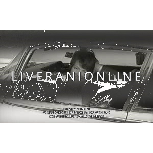 NEG-RETROSPETTIVA RITA PAVONE CANTANTE NELLA FOTO RITA PAVONE NELL\'ANNO 1970 A MILANO CON LA NUOVA AUTOMOBILE AG ALDO LIVERANI SAS  