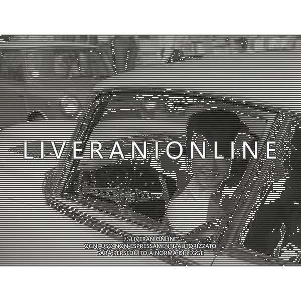 NEG-RETROSPETTIVA RITA PAVONE CANTANTE NELLA FOTO RITA PAVONE NELL\'ANNO 1970 A MILANO CON LA NUOVA AUTOMOBILE AG ALDO LIVERANI SAS 