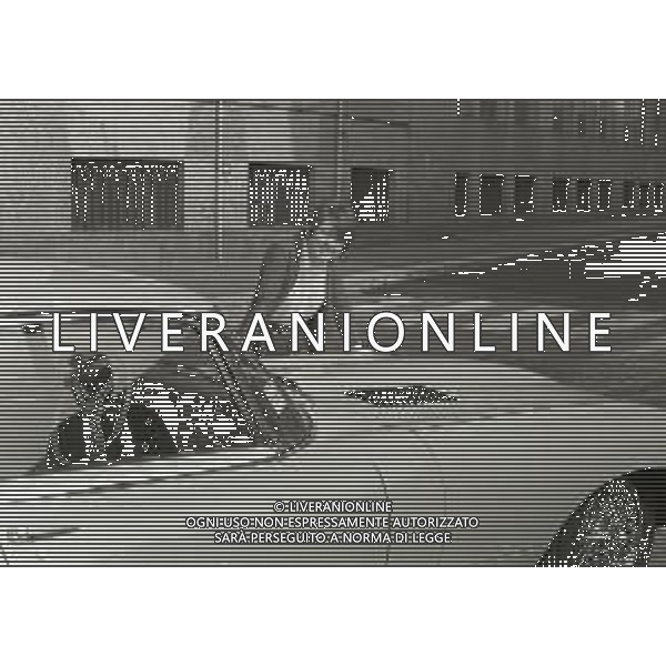 NEG-RETROSPETTIVA RITA PAVONE CANTANTE NELLA FOTO RITA PAVONE NELL\'ANNO 1970 A MILANO CON LA NUOVA AUTOMOBILE AG ALDO LIVERANI SAS 