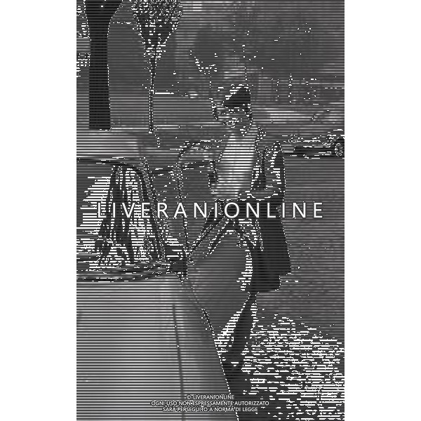 NEG-RETROSPETTIVA RITA PAVONE CANTANTE NELLA FOTO RITA PAVONE NELL\'ANNO 1970 A MILANO CON LA NUOVA AUTOMOBILE AG ALDO LIVERANI SAS 