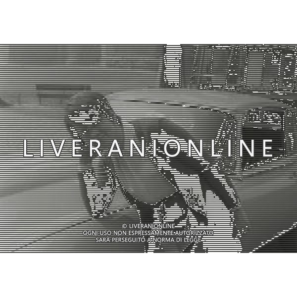 NEG-RETROSPETTIVA RITA PAVONE CANTANTE NELLA FOTO RITA PAVONE NELL\'ANNO 1970 A MILANO CON LA NUOVA AUTOMOBILE AG ALDO LIVERANI SAS  
