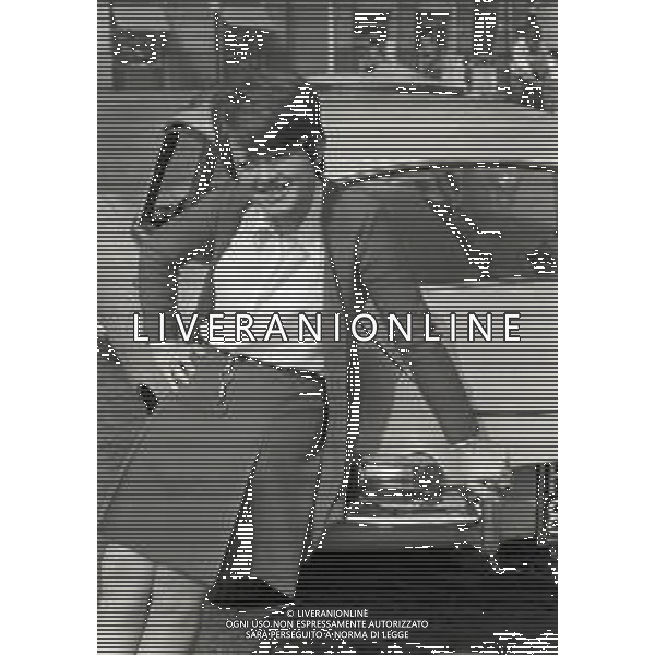 NEG-RETROSPETTIVA RITA PAVONE CANTANTE NELLA FOTO RITA PAVONE NELL\'ANNO 1970 A MILANO CON LA NUOVA AUTOMOBILE AG ALDO LIVERANI SAS 