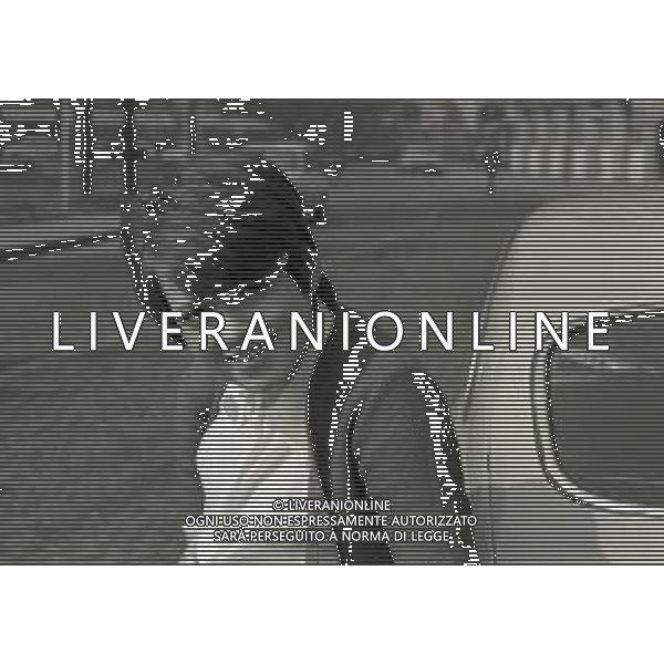 NEG-RETROSPETTIVA RITA PAVONE CANTANTE NELLA FOTO RITA PAVONE NELL\'ANNO 1970 A MILANO CON LA NUOVA AUTOMOBILE AG ALDO LIVERANI SAS 
