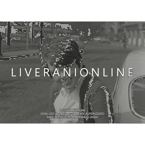 NEG-RETROSPETTIVA RITA PAVONE CANTANTE NELLA FOTO RITA PAVONE NELL\'ANNO 1970 A MILANO CON LA NUOVA AUTOMOBILE AG ALDO LIVERANI SAS 