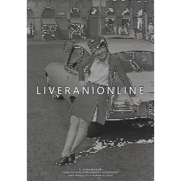 NEG-RETROSPETTIVA RITA PAVONE CANTANTE NELLA FOTO RITA PAVONE NELL\'ANNO 1970 A MILANO CON LA NUOVA AUTOMOBILE AG ALDO LIVERANI SAS 