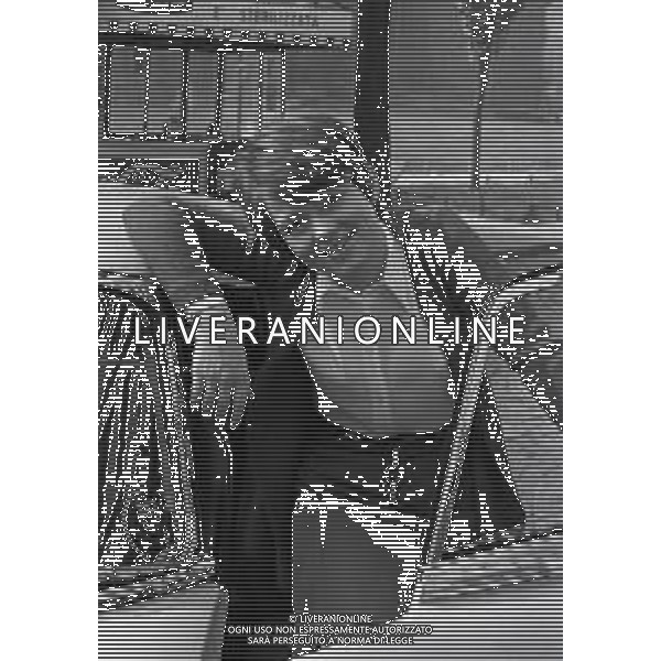 NEG-RETROSPETTIVA RITA PAVONE CANTANTE NELLA FOTO RITA PAVONE NELL\'ANNO 1970 A MILANO CON LA NUOVA AUTOMOBILE AG ALDO LIVERANI SAS 