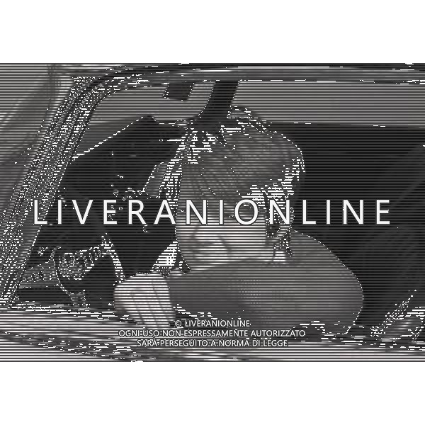 NEG-RETROSPETTIVA RITA PAVONE CANTANTE NELLA FOTO RITA PAVONE NELL\'ANNO 1970 A MILANO CON LA NUOVA AUTOMOBILE AG ALDO LIVERANI SAS 
