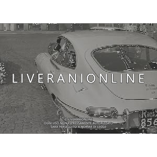 NEG-RETROSPETTIVA RITA PAVONE CANTANTE NELLA FOTO RITA PAVONE NELL\'ANNO 1970 A MILANO CON LA NUOVA AUTOMOBILE AG ALDO LIVERANI SAS 