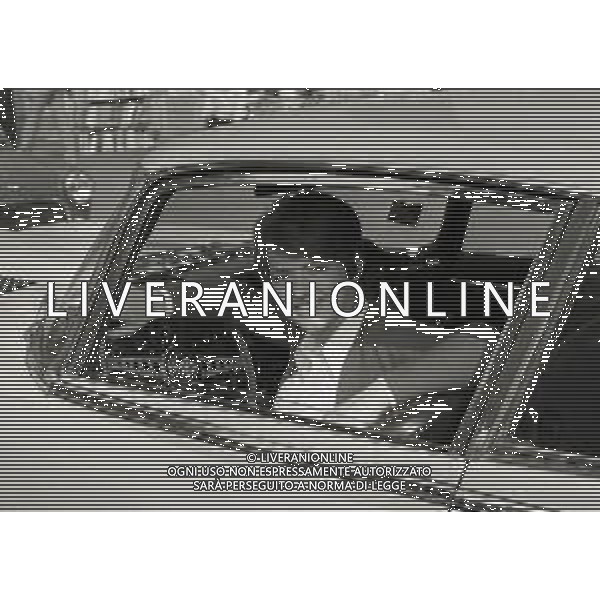 NEG-RETROSPETTIVA RITA PAVONE CANTANTE NELLA FOTO RITA PAVONE NELL\'ANNO 1970 A MILANO CON LA NUOVA AUTOMOBILE AG ALDO LIVERANI SAS 