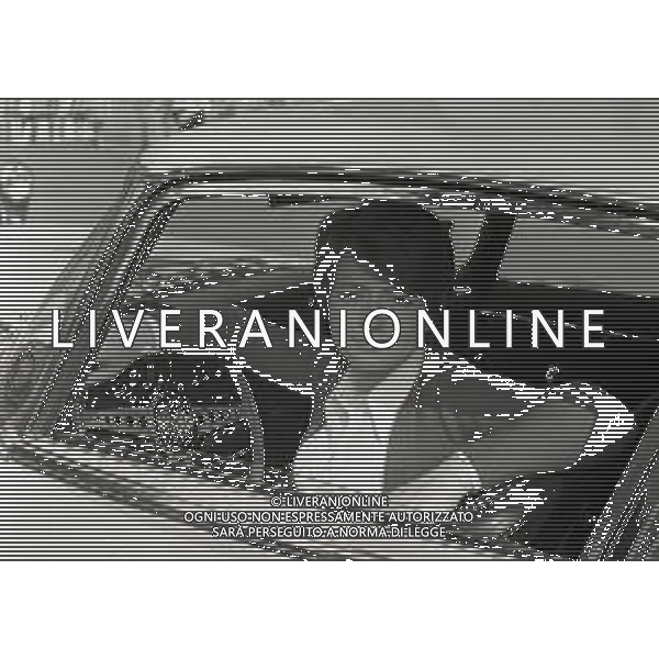 NEG-RETROSPETTIVA RITA PAVONE CANTANTE NELLA FOTO RITA PAVONE NELL\'ANNO 1970 A MILANO CON LA NUOVA AUTOMOBILE AG ALDO LIVERANI SAS 