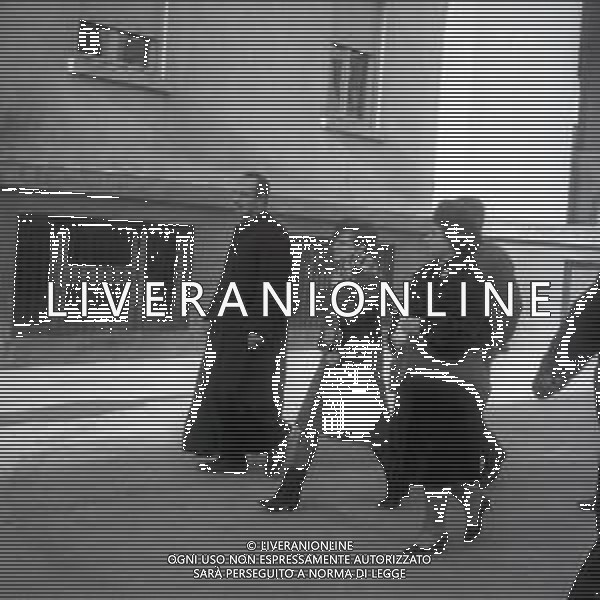 NEG-RETROSPETTIVA RITA PAVONE CANTANTE NELLA FOTO RITA PAVONE A MILANO ALL\'ISTITUTO DON GNOCCHI NELL\'ANNO 1964 A MILANO AG ALDO LIVERANI SAS