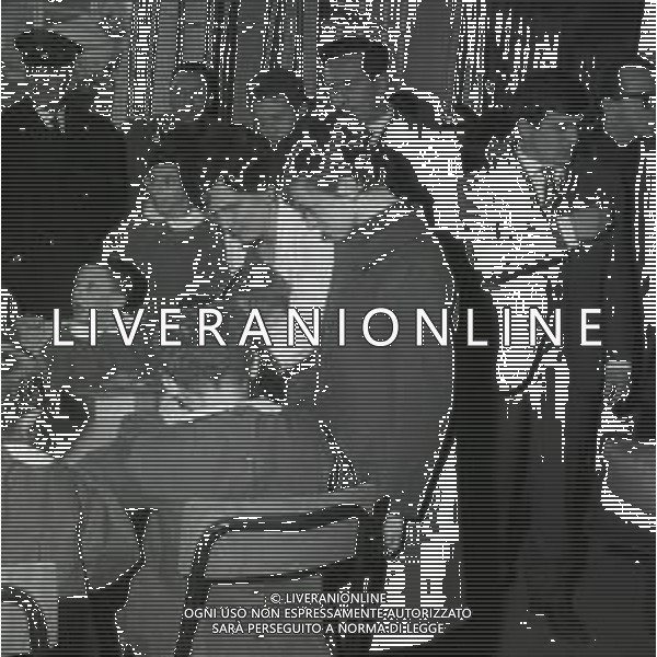 NEG-RETROSPETTIVA RITA PAVONE CANTANTE NELLA FOTO RITA PAVONE A MILANO ALL\'ISTITUTO DON GNOCCHI NELL\'ANNO 1964 A MILANO AG ALDO LIVERANI SAS