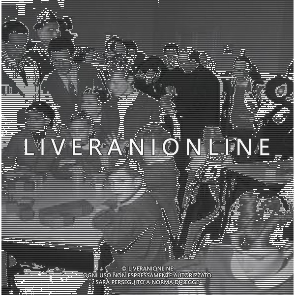 NEG-RETROSPETTIVA RITA PAVONE CANTANTE NELLA FOTO RITA PAVONE A MILANO ALL\'ISTITUTO DON GNOCCHI NELL\'ANNO 1964 A MILANO AG ALDO LIVERANI SAS