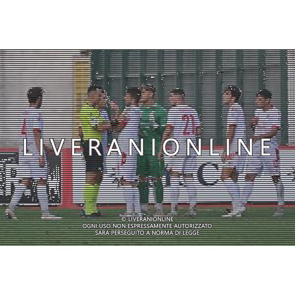 TVRG Milan Futuro vs Carpi nella foto proteste Carpi con l\'arbitro Leonardo Di Mario di Ciampino (Roma) dopoi il rigore concesso al Milan Futuro Busto Arsizio (VA) 01-09-2024 Stadio Carlo Speroni Campionato Serie C girone B - 2a giornata foto Roberto Garavaglia/Agenzia Aldo Liverani sas