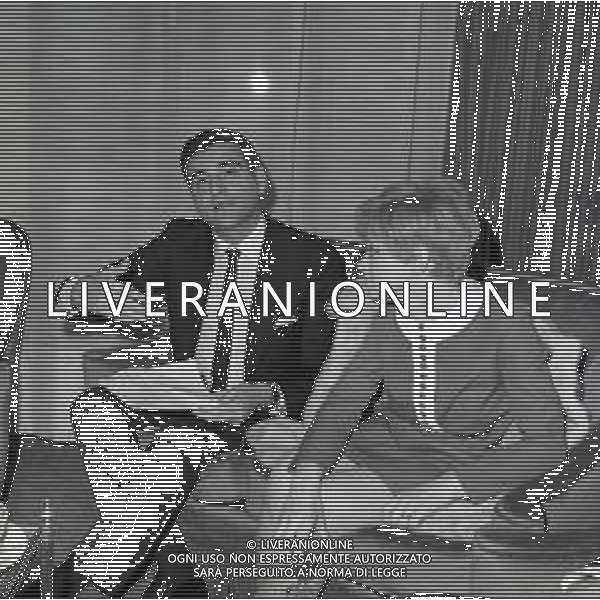 NEG-RETROSPETTIVA RITA PAVONE CANTANTE NELLA FOTO RITA PAVONE NELL\'ANNO 1968 A PARMA CON TEDDY RENO AG ALDO LIVERANI SAS 