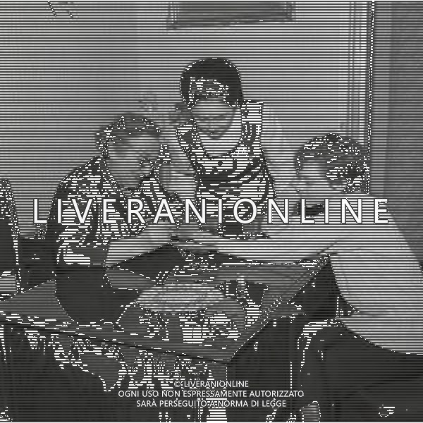 NEG-RETROSPETTIVA RITA PAVONE CANTANTE NELLA FOTO RITA PAVONE DALLA CARTOMANTE NATALINA ETERNO 01-11-1965 AG ALDO LIVERANI SAS