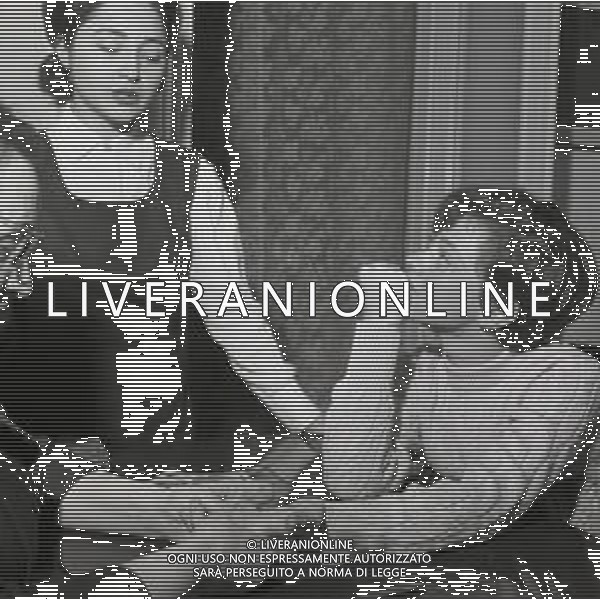 NEG-RETROSPETTIVA RITA PAVONE CANTANTE NELLA FOTO RITA PAVONE DALLA CARTOMANTE NATALINA ETERNO 01-11-1965 AG ALDO LIVERANI SAS