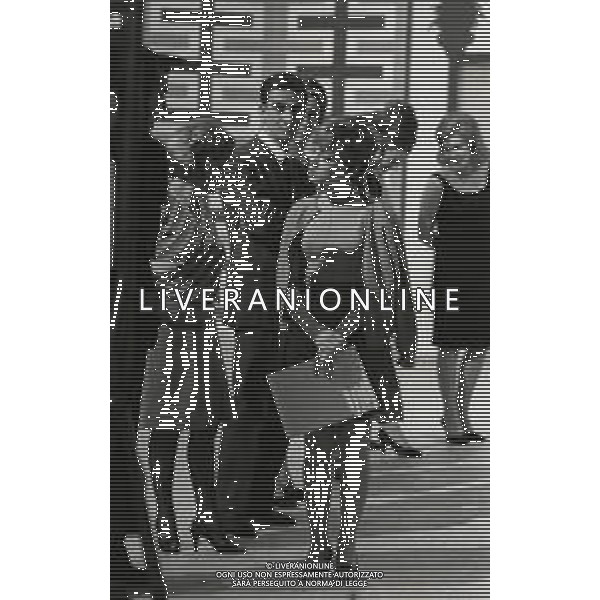 NEG-RETROSPETTIVA RITA PAVONE CANTANTE NELLA FOTO RITA PAVONE OSPITE DELLA TRASMISSIONE “LASCIA O RADDOPPIA“ NELL\'ANNO 1966 AG ALDO LIVERANI SAS