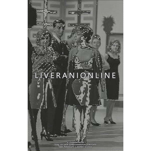 NEG-RETROSPETTIVA RITA PAVONE CANTANTE NELLA FOTO RITA PAVONE OSPITE DELLA TRASMISSIONE “LASCIA O RADDOPPIA“ NELL\'ANNO 1966 AG ALDO LIVERANI SAS