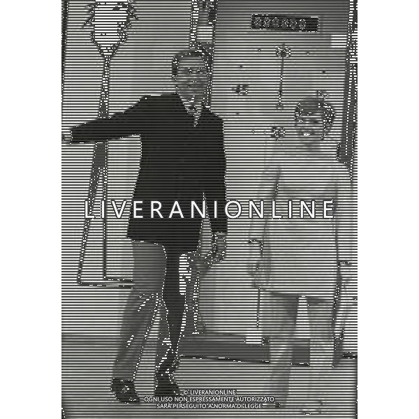 NEG-RETROSPETTIVA RITA PAVONE CANTANTE NELLA FOTO RITA PAVONE OSPITE DELLA TRASMISSIONE “LASCIA O RADDOPPIA“ NELL\'ANNO 1966 CON MIKE BONGIORNO AG ALDO LIVERANI SAS