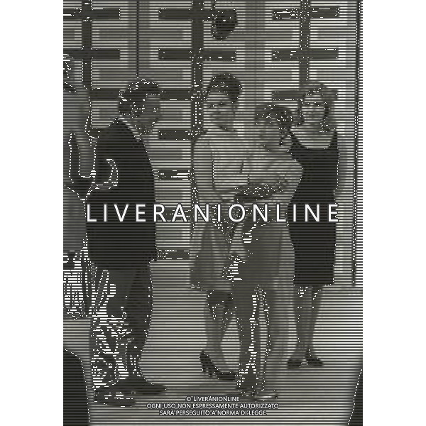 NEG-RETROSPETTIVA RITA PAVONE CANTANTE NELLA FOTO RITA PAVONE OSPITE DELLA TRASMISSIONE “LASCIA O RADDOPPIA“ NELL\'ANNO 1966 AG ALDO LIVERANI SAS