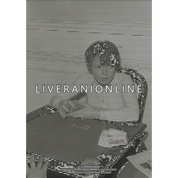 NEG-RETROSPETTIVA RITA PAVONE CANTANTE NELLA FOTO RITA PAVONE NELL\'ANNO 1970 A SANREMO GIOCA A CARTE AG ALDO LIVERANI SAS  