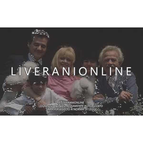 COL-RITA PAVONE, cantante, attrice e showgirl italiana naturalizzata svizzera - RETROSPETTIVA nella foto con il marito TEDDY RENO, nome d\'arte di Ferruccio Merk Ricordi, il figlio Giorgio e Alessandro e il padre Giovanni nel 1986 © ARCHIVIO / AGENZIA ALDO LIVERANI SAS 