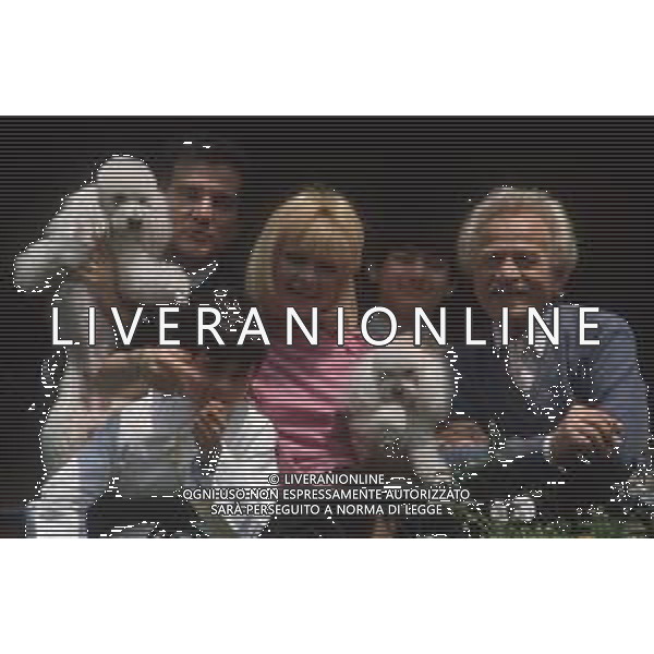 COL-RITA PAVONE, cantante, attrice e showgirl italiana naturalizzata svizzera - RETROSPETTIVA nella foto con il marito TEDDY RENO, nome d\'arte di Ferruccio Merk Ricordi, il figlio Giorgio e Alessandro e il padre Giovanni nel 1986 © ARCHIVIO / AGENZIA ALDO LIVERANI SAS 