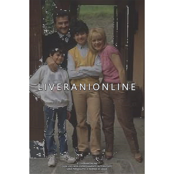 COL-RITA PAVONE, cantante, attrice e showgirl italiana naturalizzata svizzera - RETROSPETTIVA nella foto con il marito TEDDY RENO, nome d\'arte di Ferruccio Merk Ricordi, il figlio Giorgio e Alessandro e nel 1986 © ARCHIVIO / AGENZIA ALDO LIVERANI SAS  