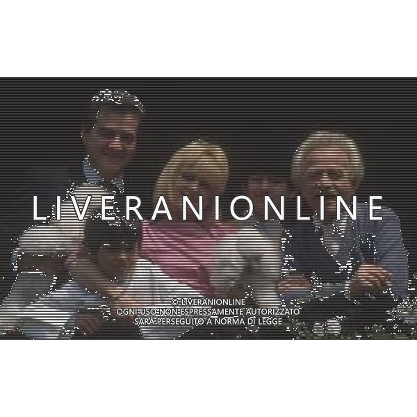 COL-RITA PAVONE, cantante, attrice e showgirl italiana naturalizzata svizzera - RETROSPETTIVA nella foto con il marito TEDDY RENO, nome d\'arte di Ferruccio Merk Ricordi, il figlio Giorgio e Alessandro e il padre Giovanni nel 1986 © ARCHIVIO / AGENZIA ALDO LIVERANI SAS   
