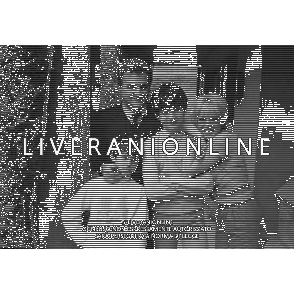 NEG-RITA PAVONE, cantante, attrice e showgirl italiana naturalizzata svizzera - RETROSPETTIVA nella foto con il marito TEDDY RENO, nome d\'arte di Ferruccio Merk Ricordi, il figlio Giorgio e Alessandro nel 1986 © ARCHIVIO / AGENZIA ALDO LIVERANI SAS