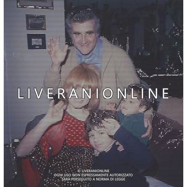 COL-RETROSPETTIVA RITA PAVONE CANTANTE NELLA FOTO RITA PAVONE CON TEDDY RENO E I FIGLI NELLA LORO ABITAZIONE AG ALDO LIVERANI SAS