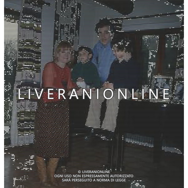 COL-RETROSPETTIVA RITA PAVONE CANTANTE NELLA FOTO RITA PAVONE CON TEDDY RENO E I FIGLI NELLA LORO ABITAZIONE AG ALDO LIVERANI SAS