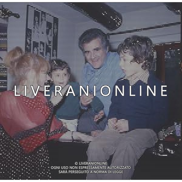 COL-RETROSPETTIVA RITA PAVONE CANTANTE NELLA FOTO RITA PAVONE CON TEDDY RENO E I FIGLI NELLA LORO ABITAZIONE AG ALDO LIVERANI SAS