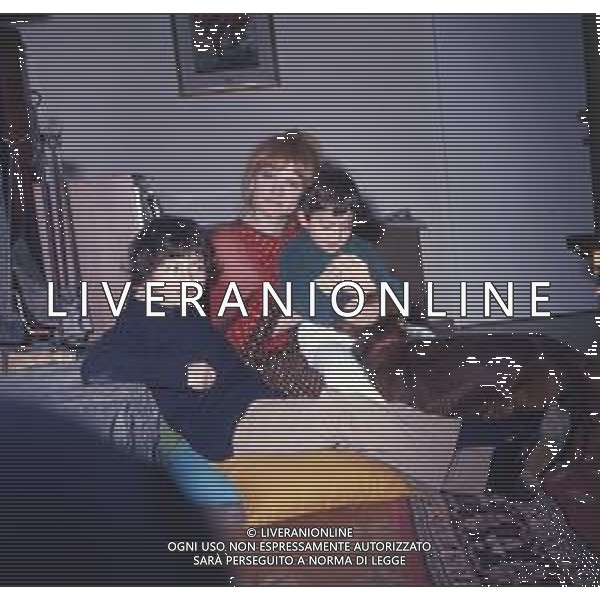 COL-RETROSPETTIVA RITA PAVONE CANTANTE NELLA FOTO RITA PAVONE CON TEDDY RENO E I FIGLI NELLA LORO ABITAZIONE AG ALDO LIVERANI SAS