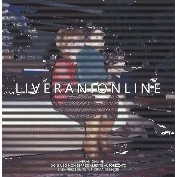 COL-RETROSPETTIVA RITA PAVONE CANTANTE NELLA FOTO RITA PAVONE CON TEDDY RENO E I FIGLI NELLA LORO ABITAZIONE AG ALDO LIVERANI SAS