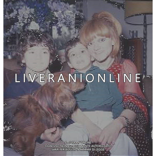 COL-RETROSPETTIVA RITA PAVONE CANTANTE NELLA FOTO RITA PAVONE CON TEDDY RENO E I FIGLI NELLA LORO ABITAZIONE AG ALDO LIVERANI SAS