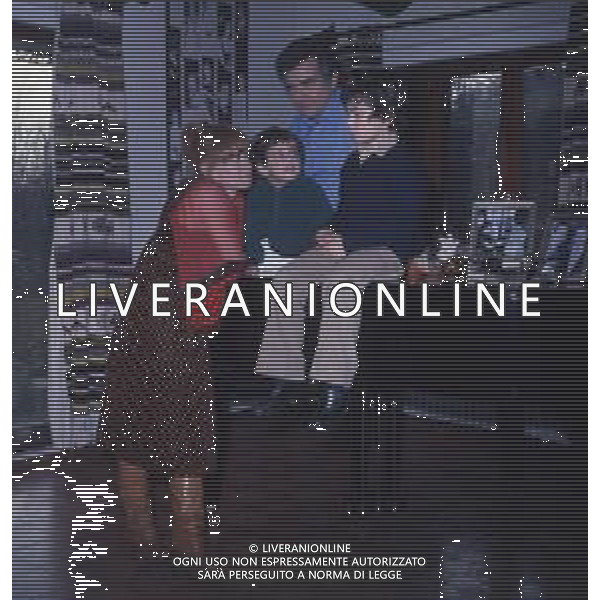 COL-RETROSPETTIVA RITA PAVONE CANTANTE NELLA FOTO RITA PAVONE CON TEDDY RENO E I FIGLI NELLA LORO ABITAZIONE AG ALDO LIVERANI SAS